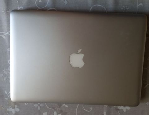 Apple MacBook Pro noutbuk - Korpus: gümüşü alüminium unibody — Sumqayıt