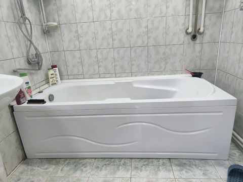 Akril hamam vannası – yan panelli, müasir dalğalı dizayn. - Material — Santexnika