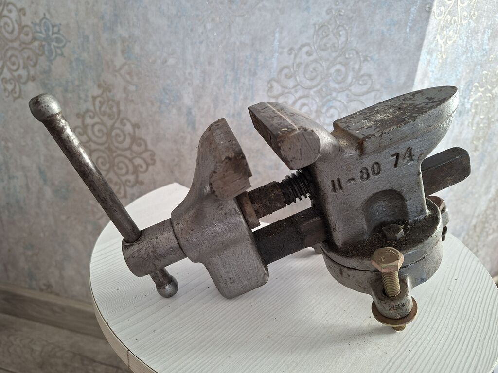 Dəzgah üçün metal sancaqlı/stolüstü qısqac (mengene).Sovet vaxtınındır — Əsin və kemlər, Bakı