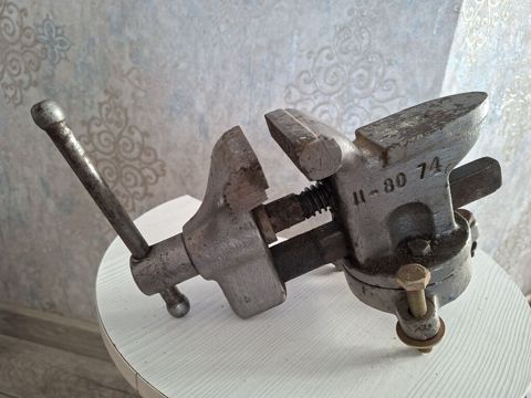 Dəzgah üçün metal sancaqlı/stolüstü qısqac (mengene).Sovet vaxtınındır — Bakı