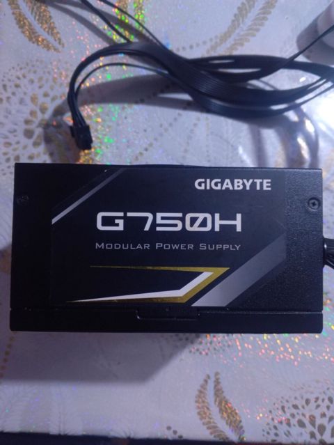 Qida bloku Gigabyte, 750 W, İşlənmiş — Komponentlər