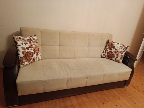 Bej rəngli yumşaq oturacaqlı divan Qiymet 150 AZN. Təzə kimidir Alti — Bakı
