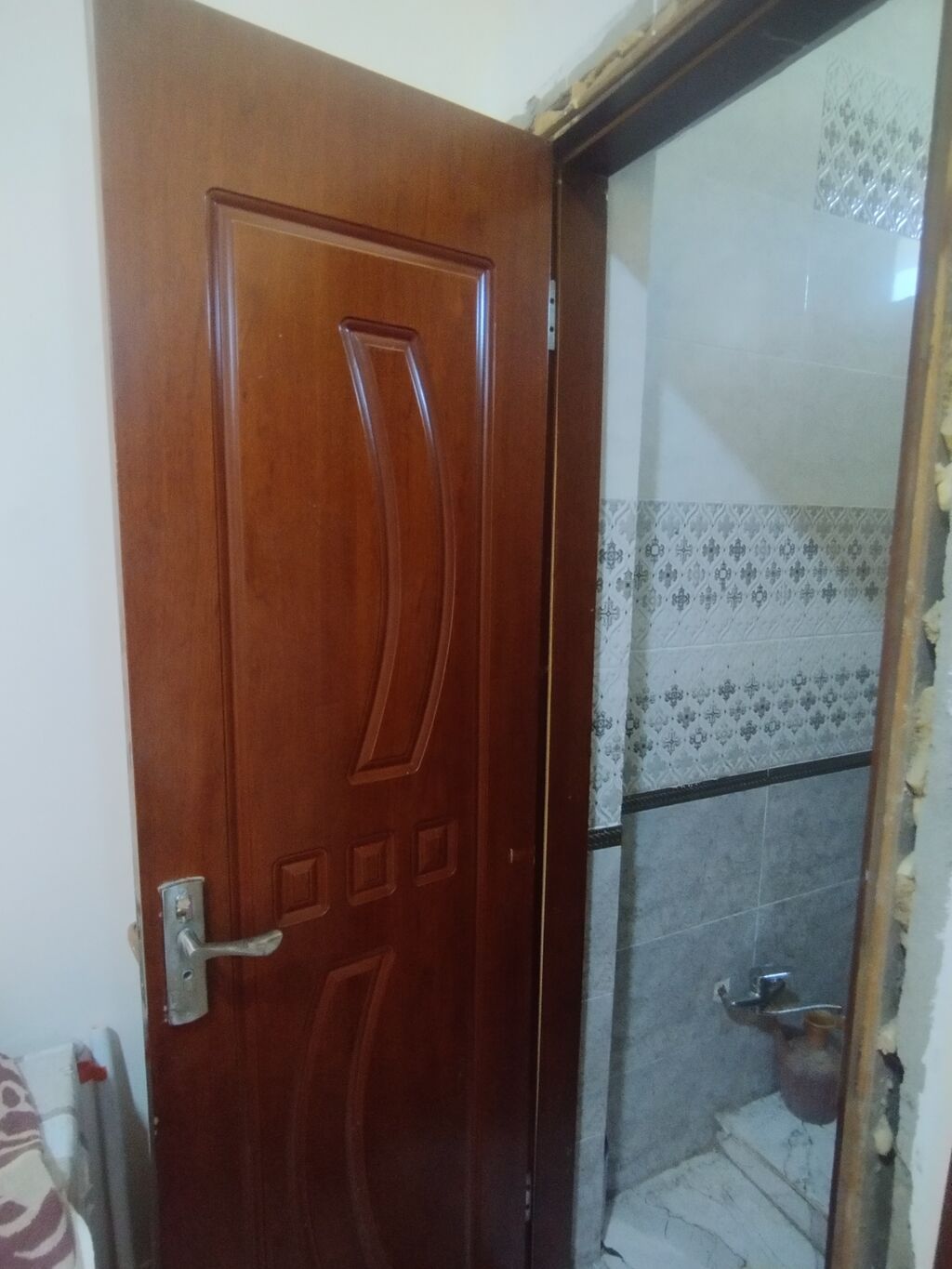 Daxili otaq qapısı – tünd qəhvəyi rəngdə, taxta teksturalı dekor — Pəncərələr, qapılar, balkonlar, Bakı (5)