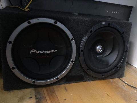 İki ədəd avtomobil subvuferi birgə qutuda - Sol tərəf: Pioneer — Bakı