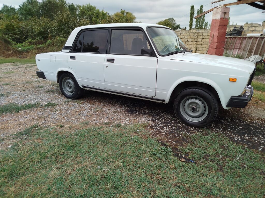 Lada 2107, ağ rəng, sedan kuzov. Klassik dizaynlı, arxa ötürücülü — Avtomobillər, Xaçmaz (3)