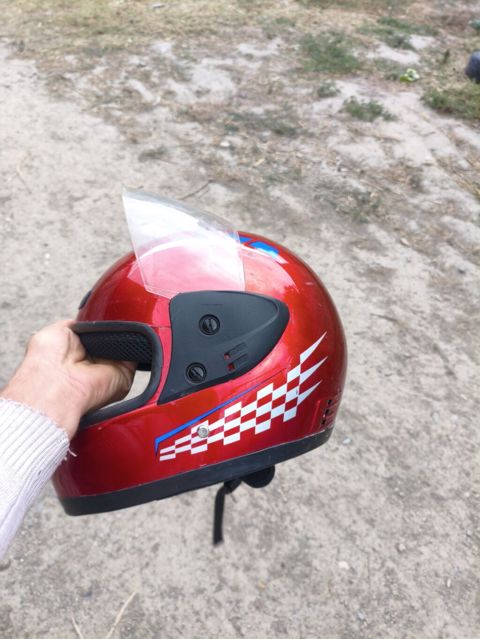 Moto dəbilqə – qapalı tip (full-face) - Rəng: metalik qırmızı, ağ — Quba