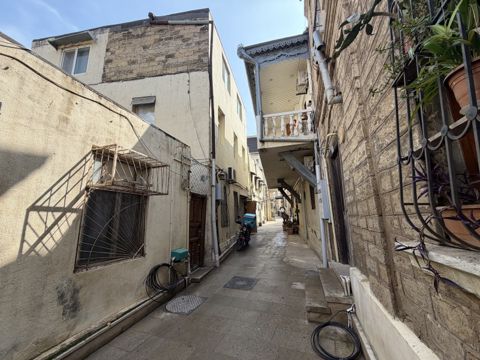 Satılır 9 otaqlı köhnə tikili 300 m² — Bakı