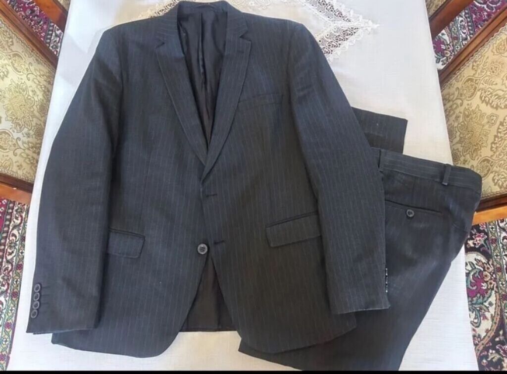 Geyim: Kişi kostyum dəsti Marka: Gövən (etiketdə “Goven” görsənir) — Toy paltarı, Bakı (4)