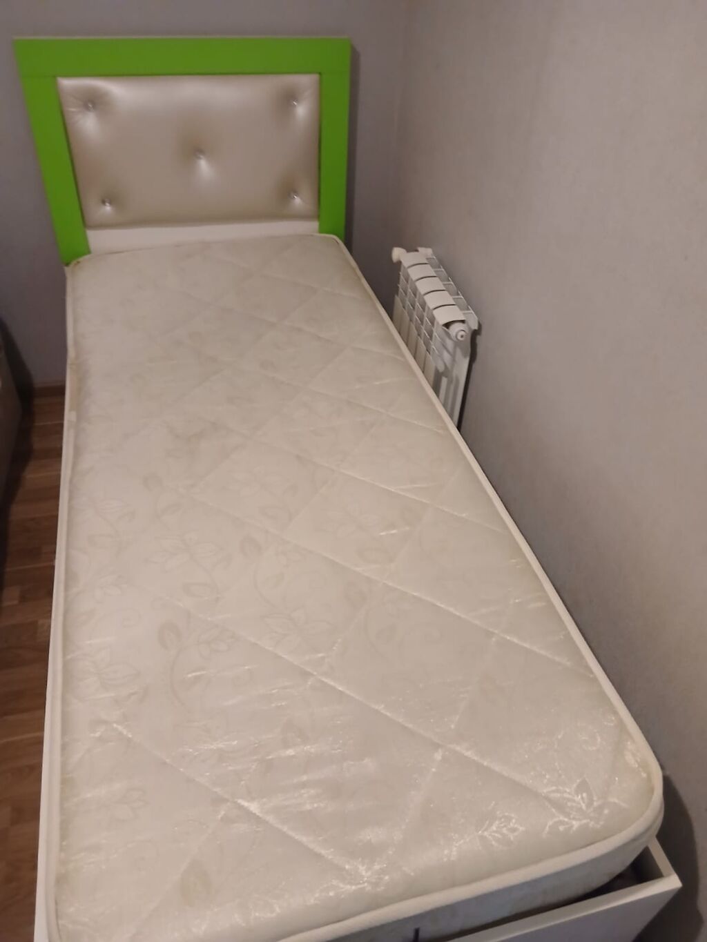 Bazali +matrasli çarpayi 110azn. demek olar ki işlenmeyib. Unvan — Mebel, Bakı