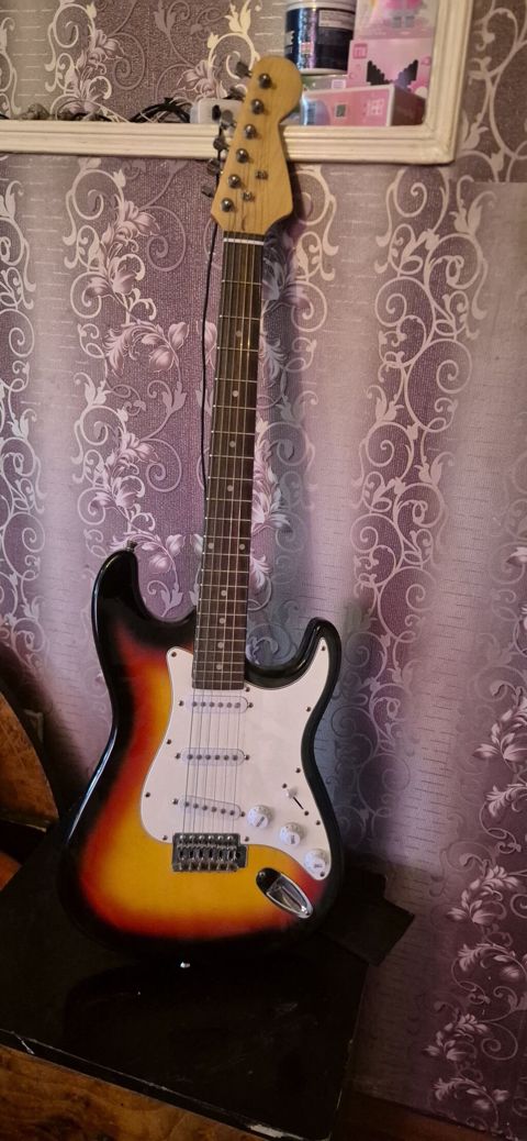 Elektrik gitara – Strat tipli korpus, sunburst (3-tone) boyama çox az — Gəncə
