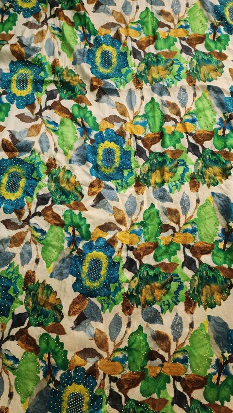 Məhsul: Naxışlı parça – floral print, daşlı bəzəklə - Material: satin — Parçalar
