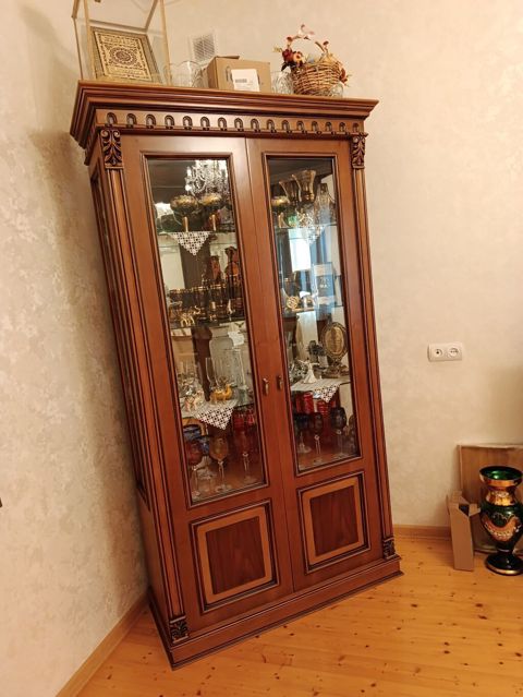 Yeni, Komod — Bakı