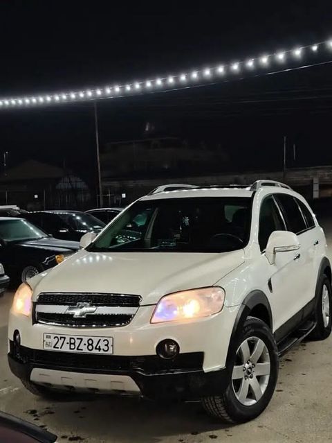 Chevrolet Captiva, ağ rəng, 5 qapılı SUV. Xüsusiyyətlər: - Güclü — Xaçmaz
