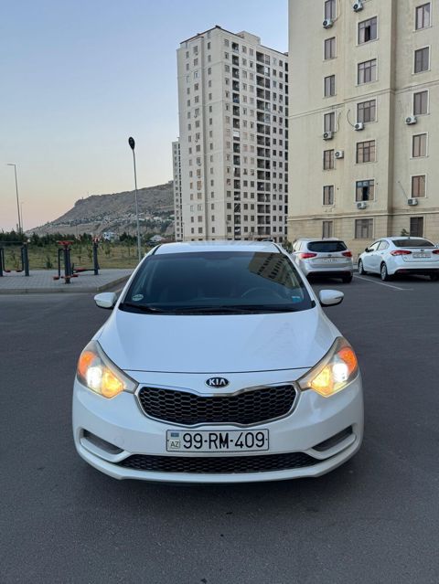 Kia Cerato (Forte) sedan, ağ rəng - Kuzov: 4 qapılı sedan, ağ rəng — Bakı