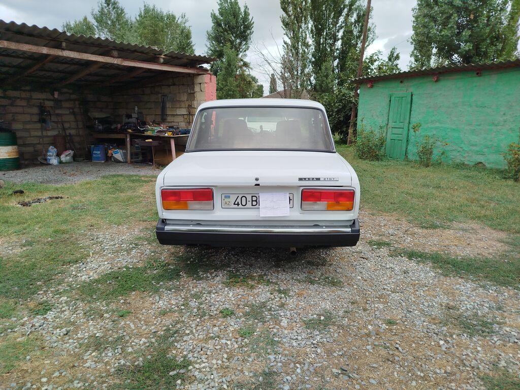 Lada 2107, ağ rəng, sedan kuzov. Klassik dizaynlı, arxa ötürücülü — Avtomobillər, Xaçmaz (4)