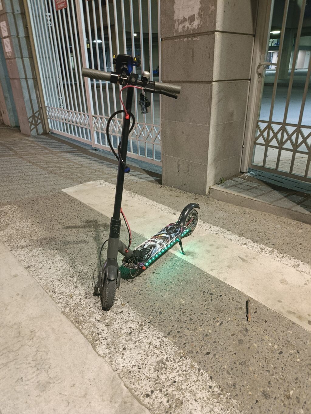 Elektrik skuter – şık dizayn və güclü işıqlanma ilə - Rəng: qara — Skuterlər, Digah (2)