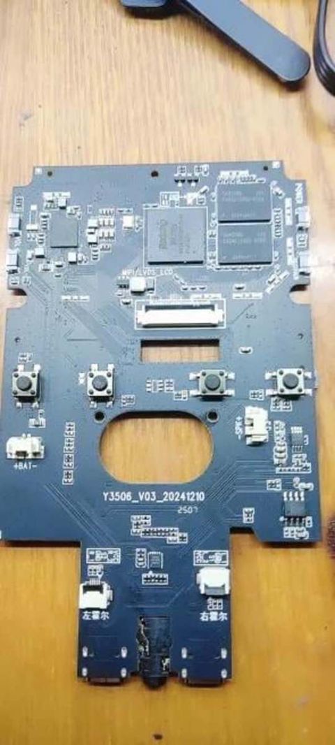 R36S oyun konsolun sxeması — Qax