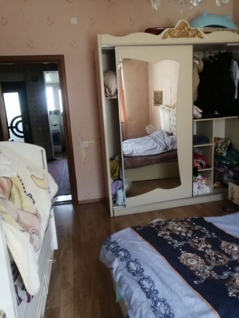 Ev satılır Təsvir:4/4 balkonlar baglidi cəmi bir qonşu var - Yataq — Bakı