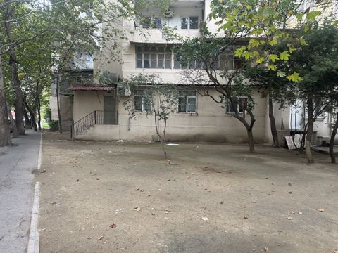 Satılır 4 otaqlı köhnə tikili 100 m² — Bakı