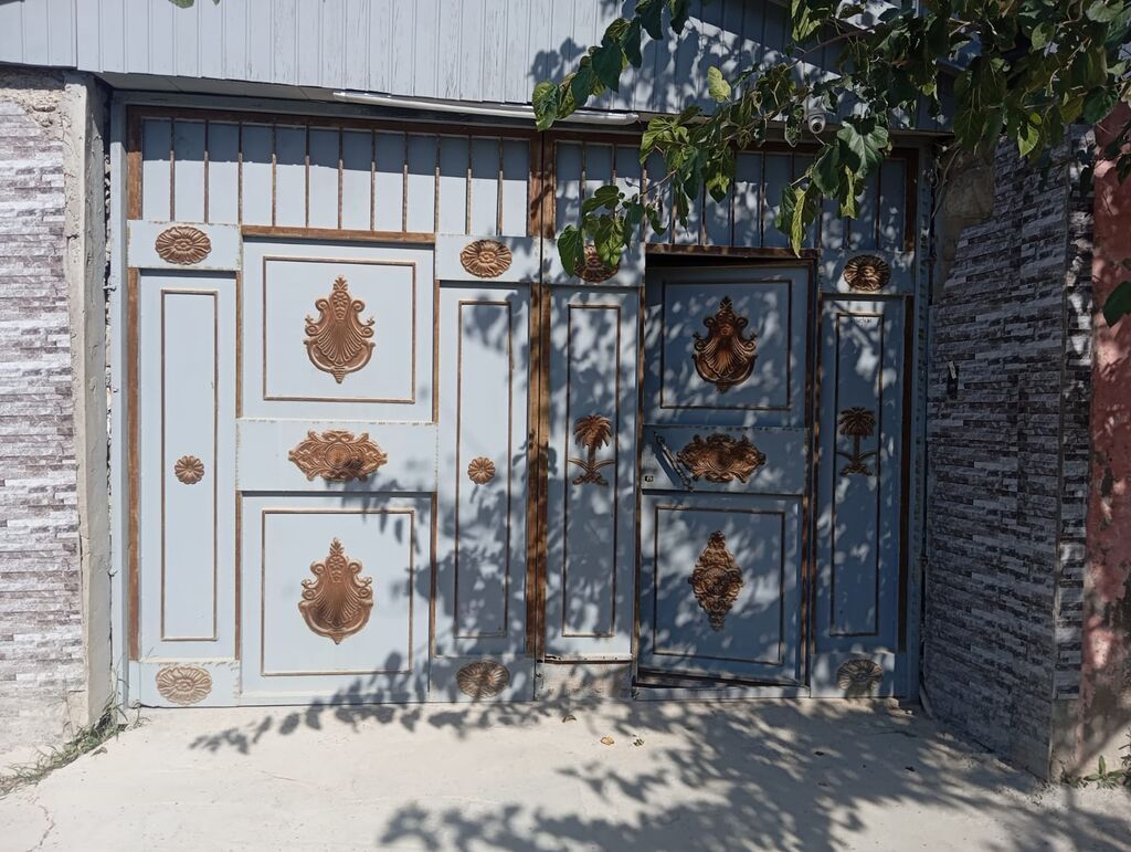 Darvaza qalin materialdandir 2.55 hündurluyu 3 eni Ünvan qala — Pəncərələr, qapılar, balkonlar, Bakı (3)