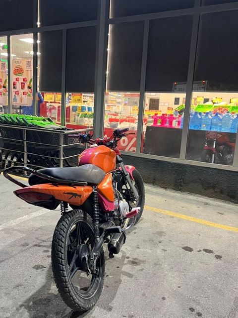 Kafe-reyster üslubunda fərdiləşdirilmiş motosiklet - Sinif: yüngül — Digah