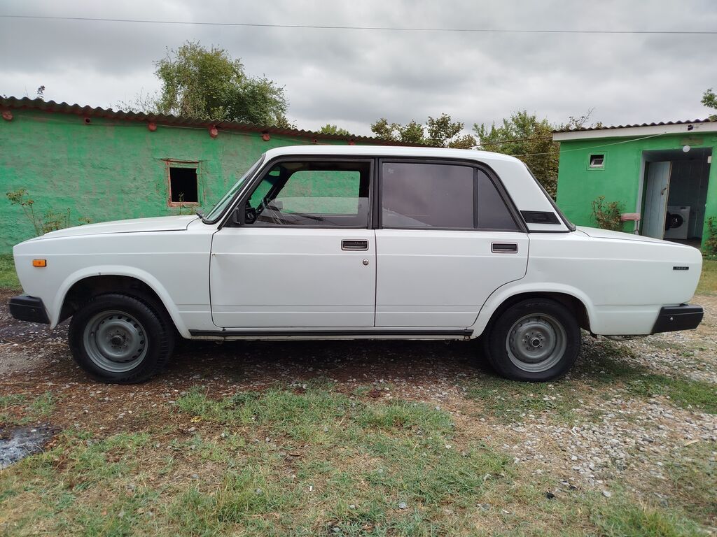 Lada 2107, ağ rəng, sedan kuzov. Klassik dizaynlı, arxa ötürücülü — Avtomobillər, Xaçmaz (2)