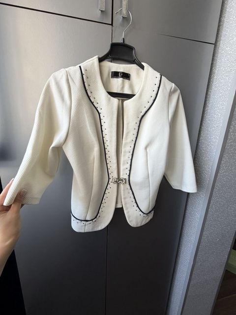 Qadın üst geyimləri – 2 ədəd 1) Ağ qısa jaket - Brend: CM Collection — Digah