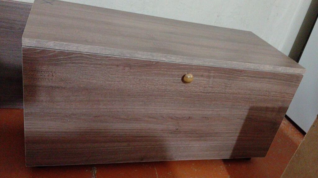Açılan ön qapaqlı, rəfli kompakt dolab - Material: ağac teksturalı — Komodlar və tumbalı, Pirəkəşkül (2)