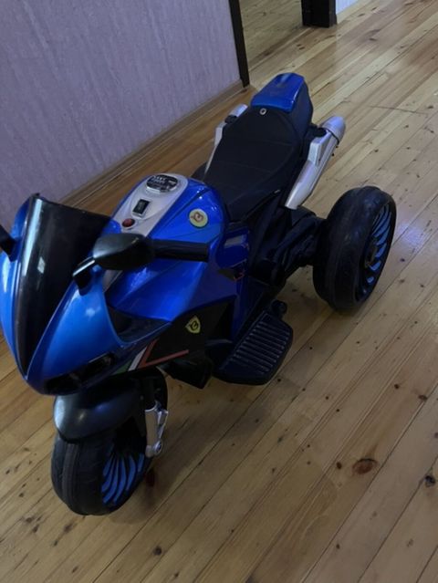 Uşaq üçün elektrikli üçtəkərli motosiklet - 2 ay bundan qabaq daşları — Beyləqan