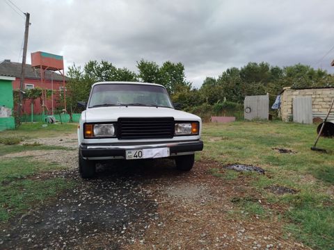 Lada 2107, ağ rəng, sedan kuzov. Klassik dizaynlı, arxa ötürücülü — Xaçmaz