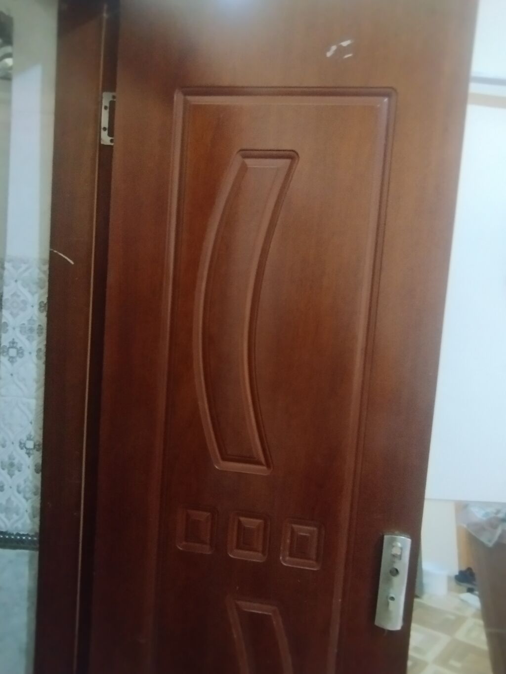 Daxili otaq qapısı – tünd qəhvəyi rəngdə, taxta teksturalı dekor — Pəncərələr, qapılar, balkonlar, Bakı (4)