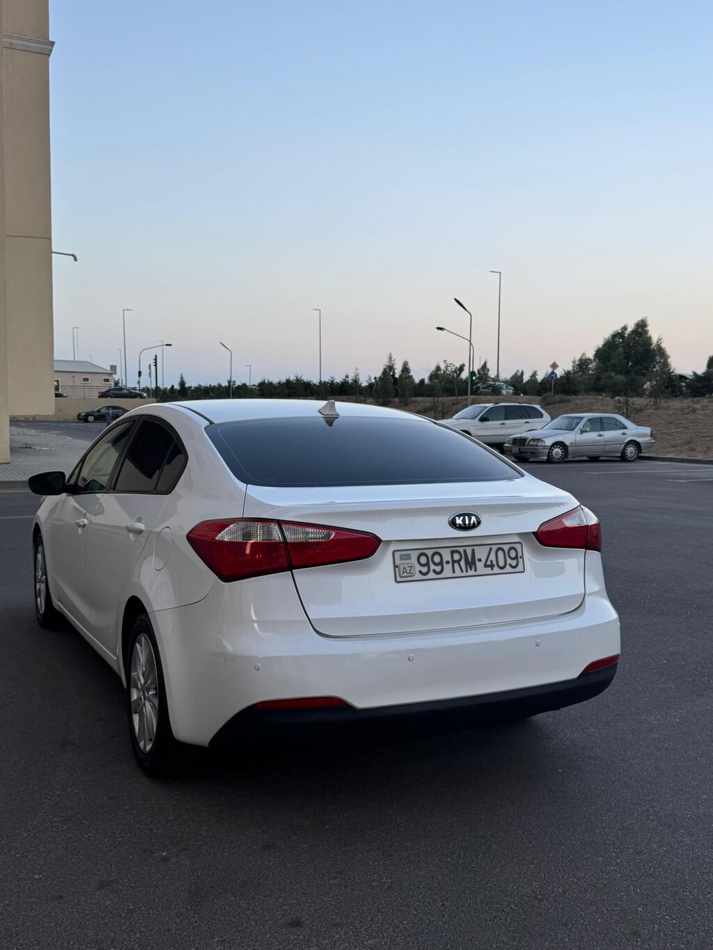 Kia Cerato (Forte) sedan, ağ rəng - Kuzov: 4 qapılı sedan, ağ rəng 99-RM-409 — Avtomobillər, Bakı (4)