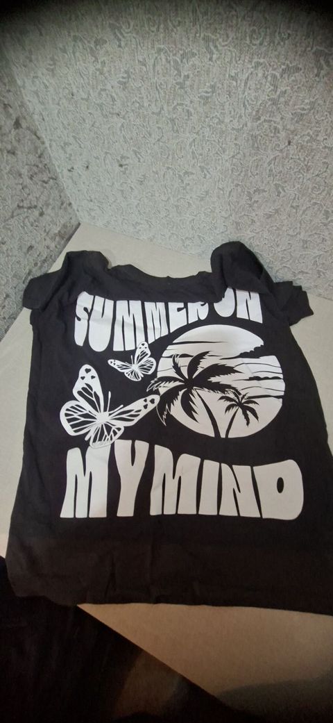 Qara rəngli qısaqoll futbolka. Ön hissədə ağ rəngli “Summer ON MY — Bakı