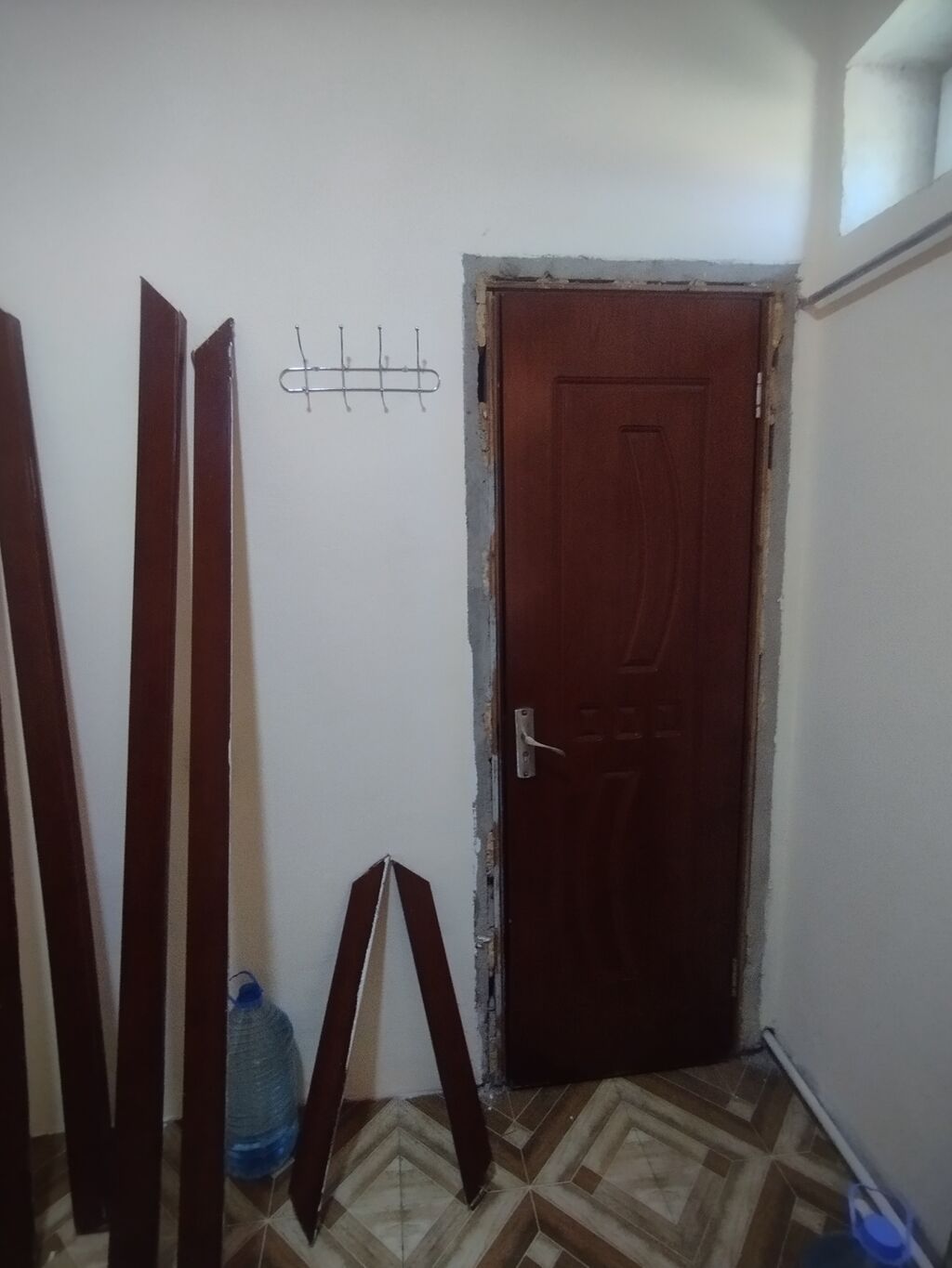 Daxili otaq qapısı – tünd qəhvəyi rəngdə, taxta teksturalı dekor — Pəncərələr, qapılar, balkonlar, Bakı (2)