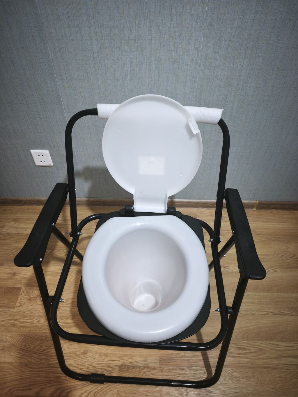 Portativ tualet kreslosu (komod) - Geniş, sabit metal karkas – qara — Sanitar kresloları, Mehdiabad (4)