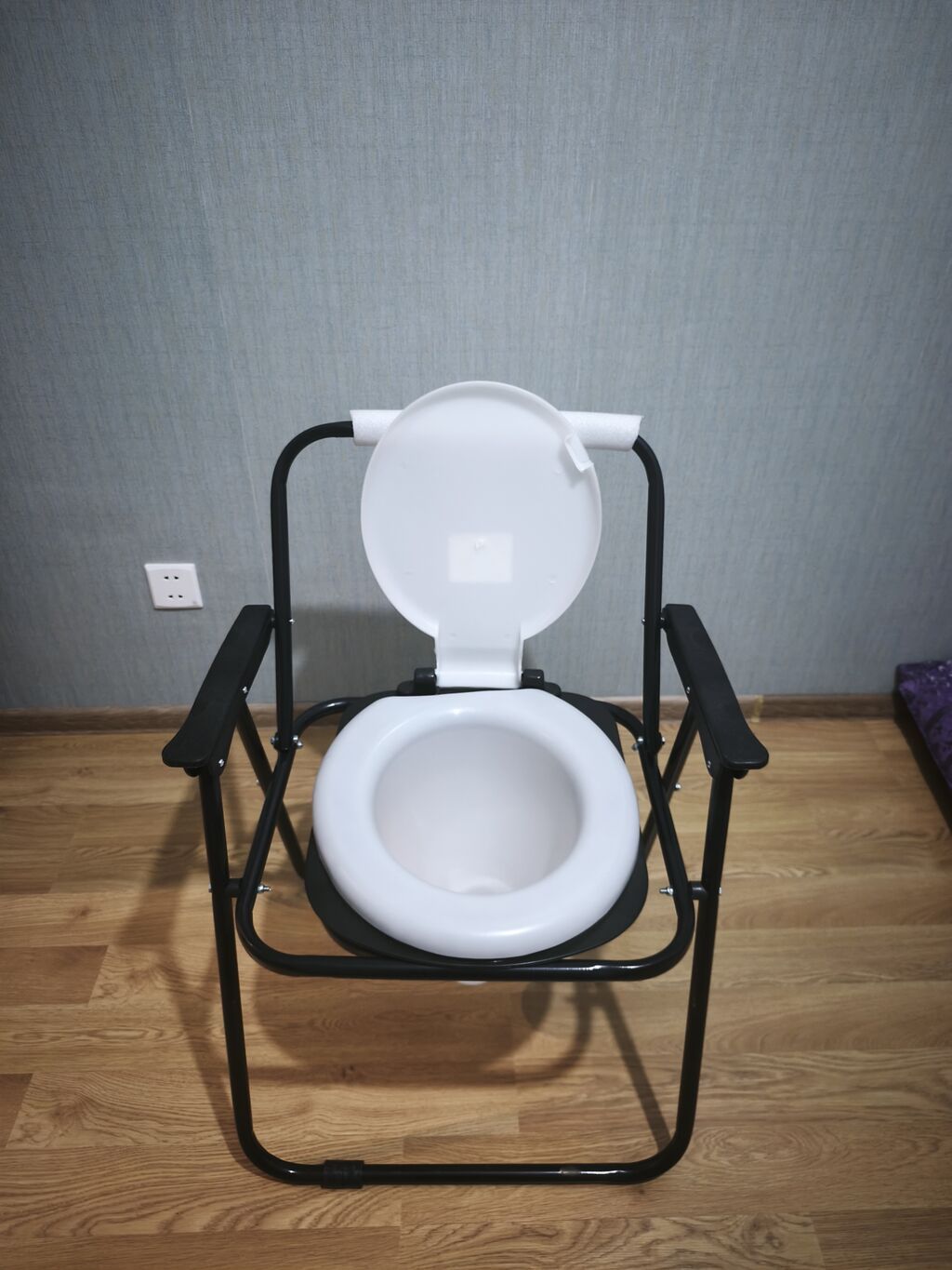 Portativ tualet kreslosu (komod) - Geniş, sabit metal karkas – qara — Sanitar kresloları, Mehdiabad (2)