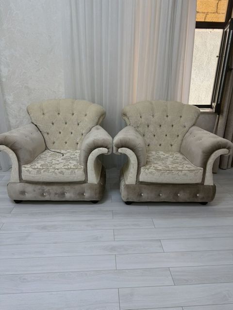 Klassik üslubda yumşaq mebel dəsti Tərkibi: - 3 nəfərlik divan - 2 — Masazır