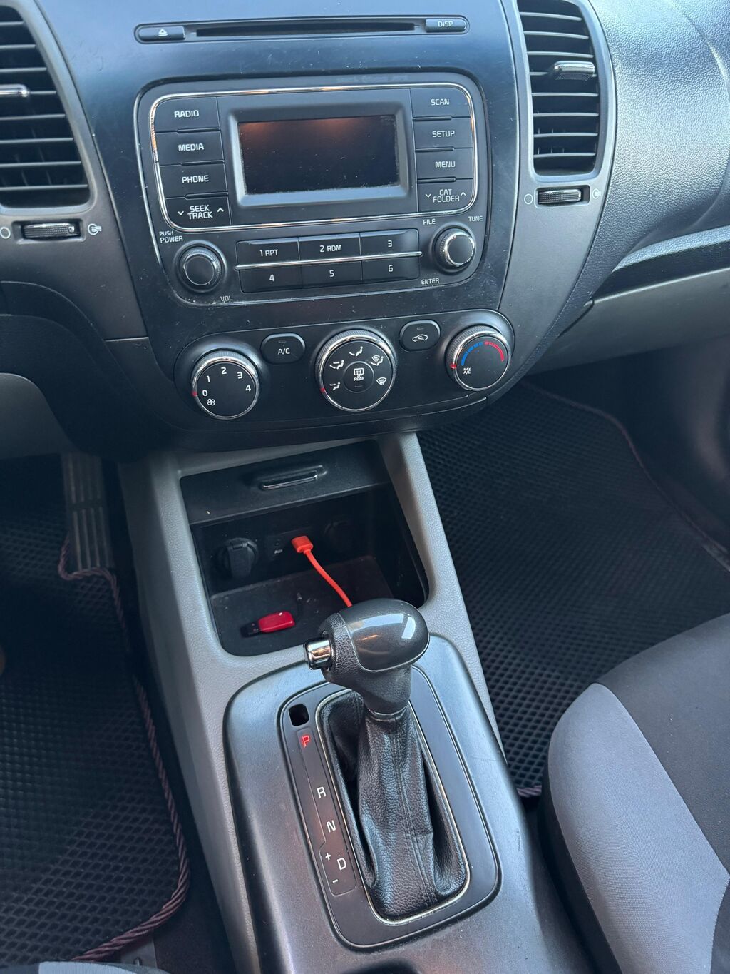 Kia Cerato (Forte) sedan, ağ rəng - Kuzov: 4 qapılı sedan, ağ rəng 99-RM-409 — Avtomobillər, Bakı (9)