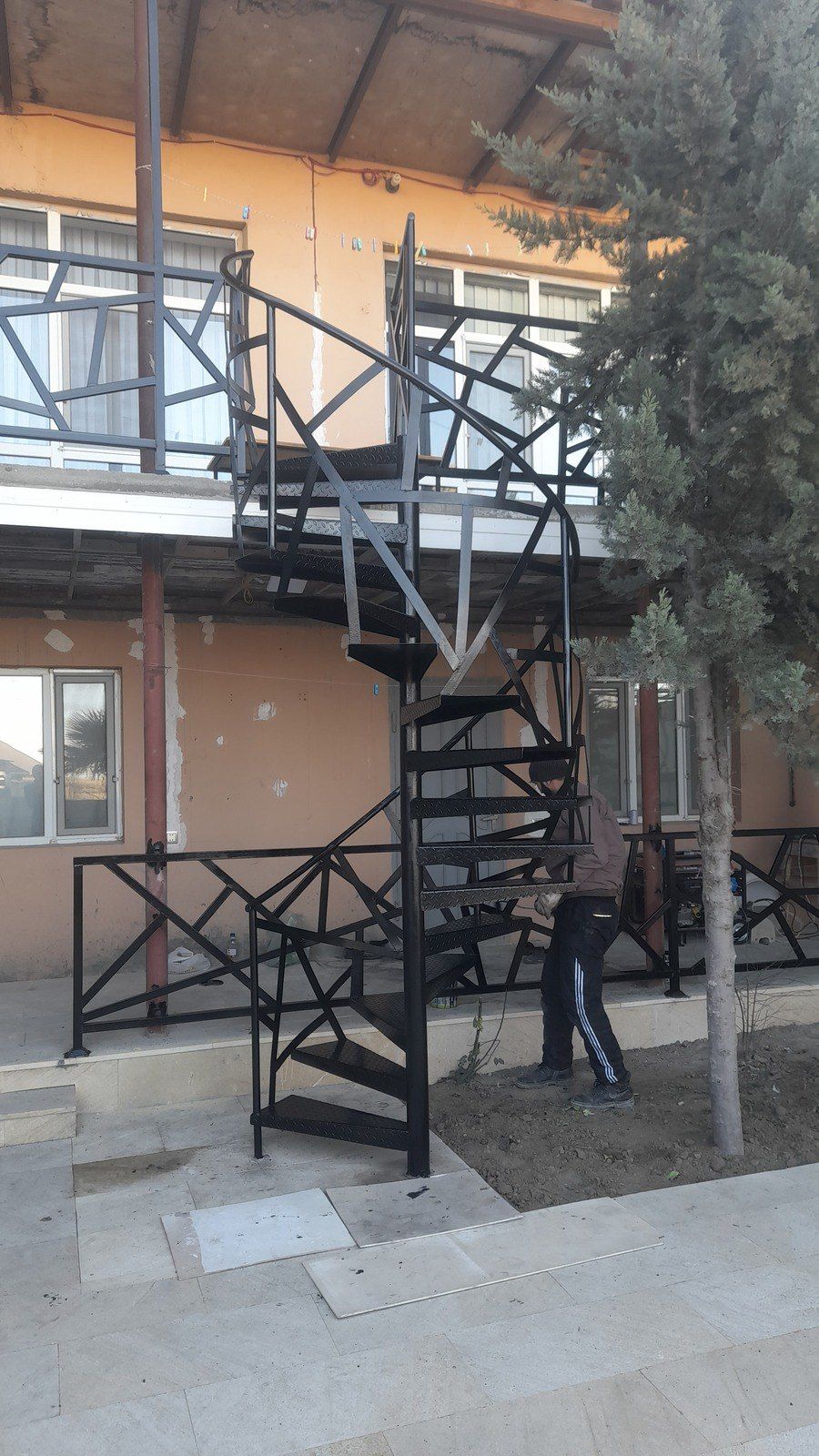 Dəmir pillənkənlərin yerində yığılması işləri — Təmir və inşaat, Bakı (9)