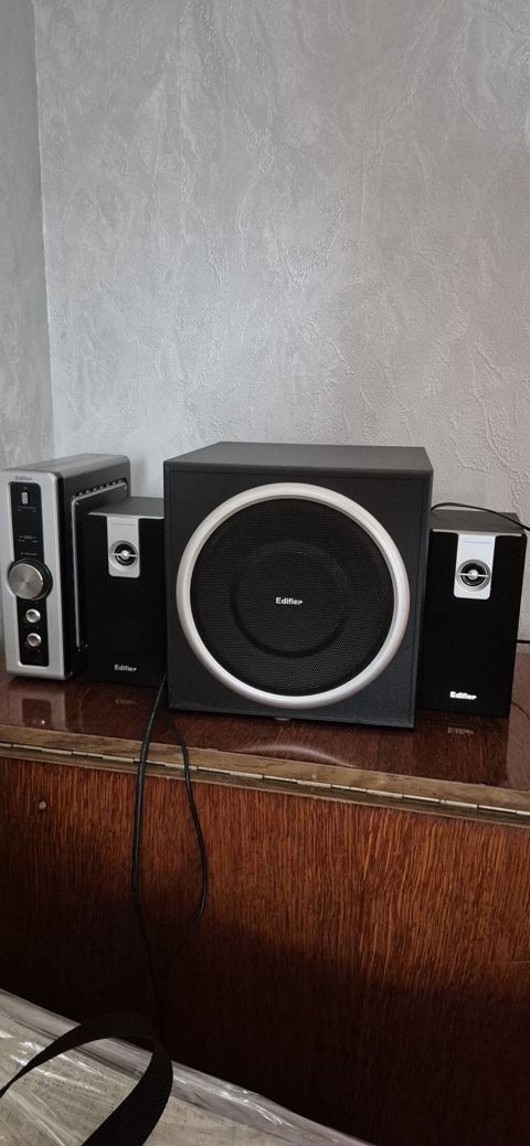 Edifier 2.1 səs sistemi satılır. Komplekt: iri subwoofer, iki ədəd — Gəncə