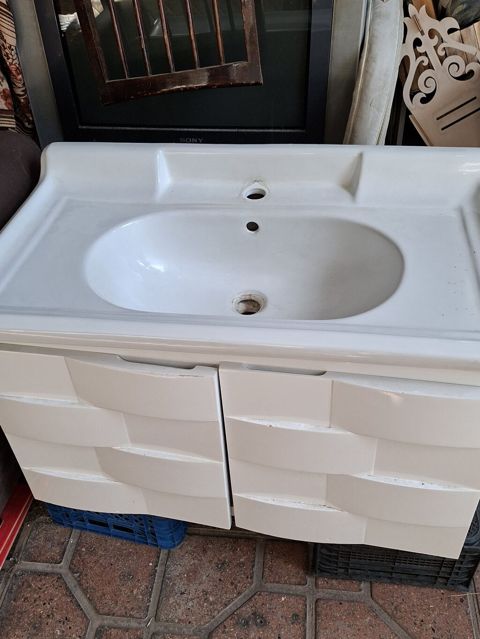 Hamam üçün lavabo və dolab dəsti satilir. Isteyenler elaqe saxlasin — Vanna otağı mebeli