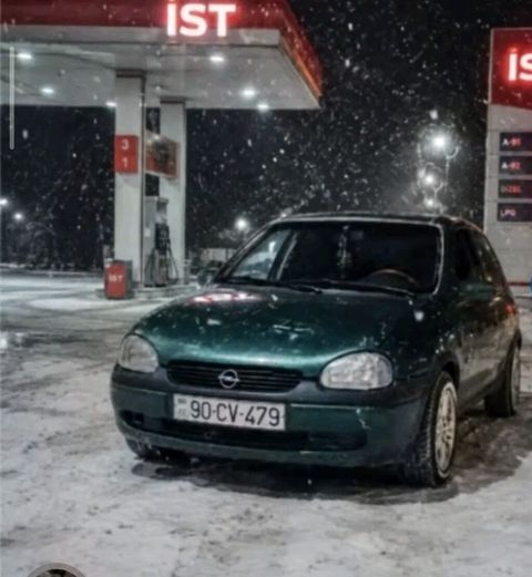 Opel Corsa (B) hetçbek - Gecə/fırtınalı havada çəkilmiş tünd yaşıl — Digah