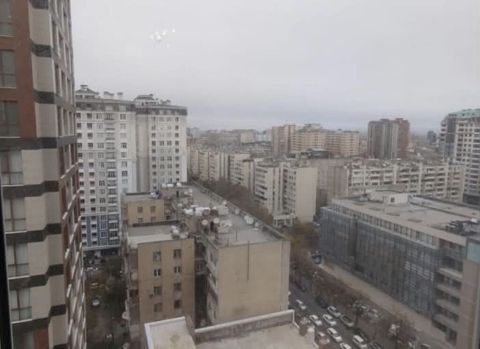 Mənzərəsi geniş şəhər panoramalı mənzil/obyekt. Pəncərədən yüksək — Bakı