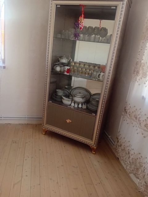 Şüşə vitrinli bufet şkaf - Material: ön hissədə şəffaf möhkəm şüşə — Mingəçevir