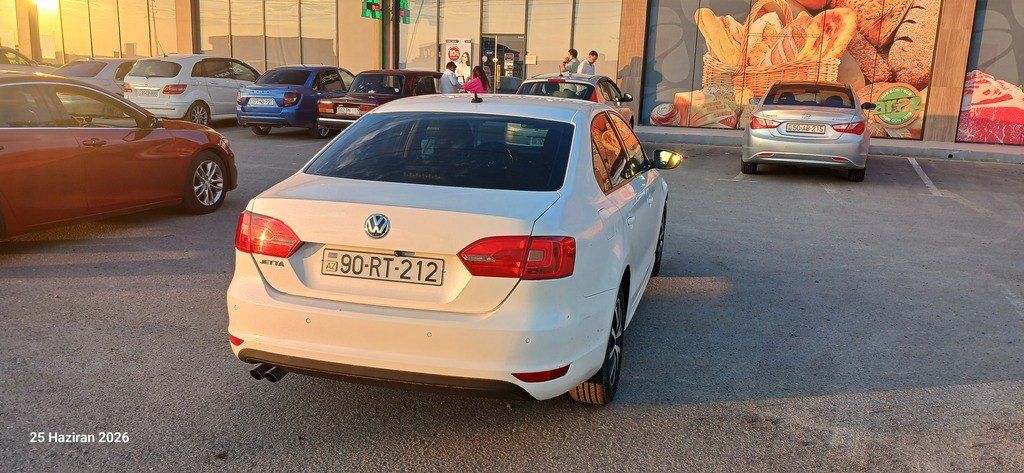 Volkswagen Jetta, 1.6 L, 2013 il, 400 000 km 90-RT-212 — Avtomobillər, Bakı (2)