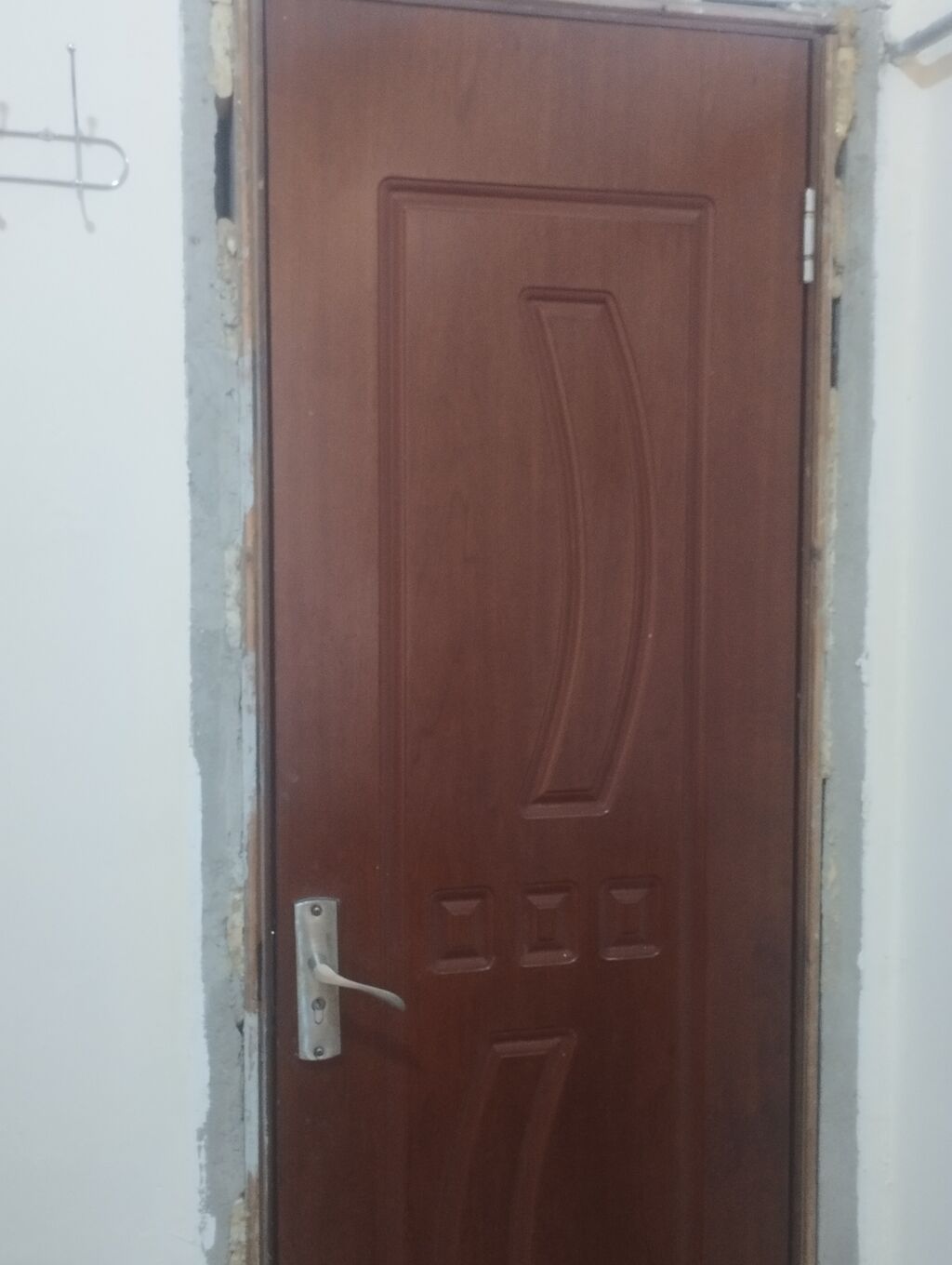 Daxili otaq qapısı – tünd qəhvəyi rəngdə, taxta teksturalı dekor — Pəncərələr, qapılar, balkonlar, Bakı