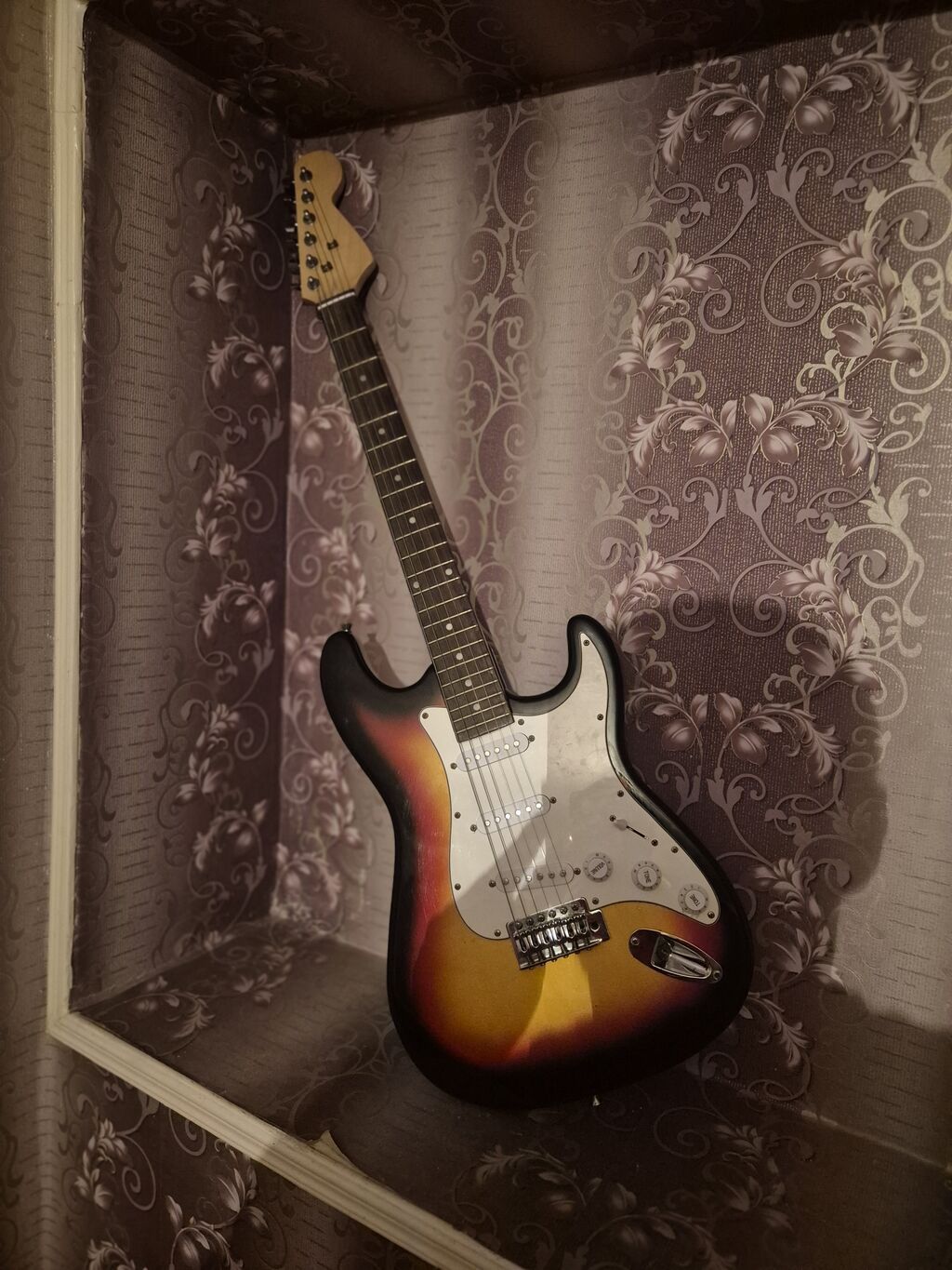 Elektrik gitara – Strat tipli korpus, sunburst (3-tone) boyama çox az — Gitarlar və digər simli alətlər, Gəncə (2)