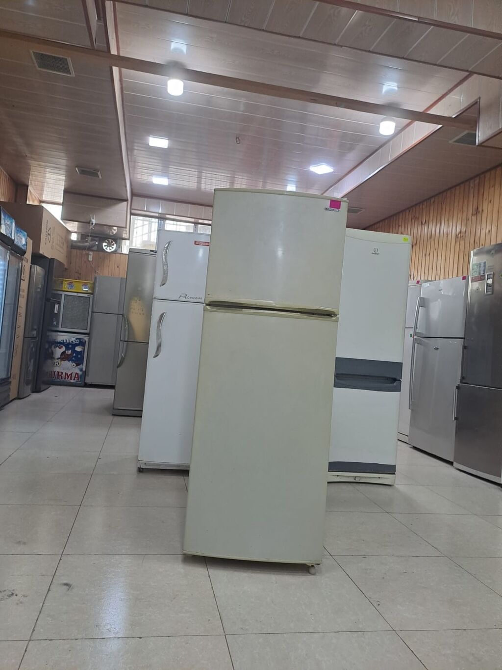 Ikili qapılı soyuducu (yuxarıda dondurucu, aşağıda soyuducu bölmə) — Soyuducular, Digah