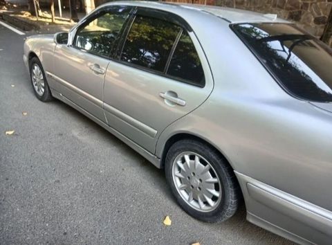 Gümüş rəngli sedan avtomobil Xüsusiyyətlər: - Korpus: 4 qapılı sedan — Bakı