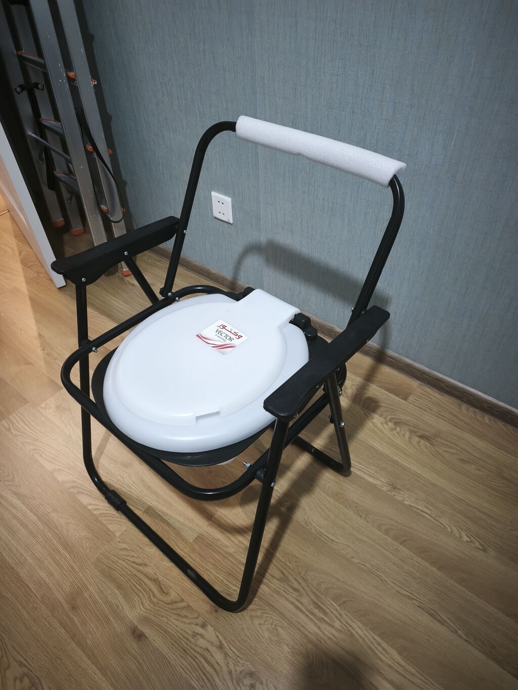 Portativ tualet kreslosu (komod) - Geniş, sabit metal karkas – qara — Sanitar kresloları, Mehdiabad (3)